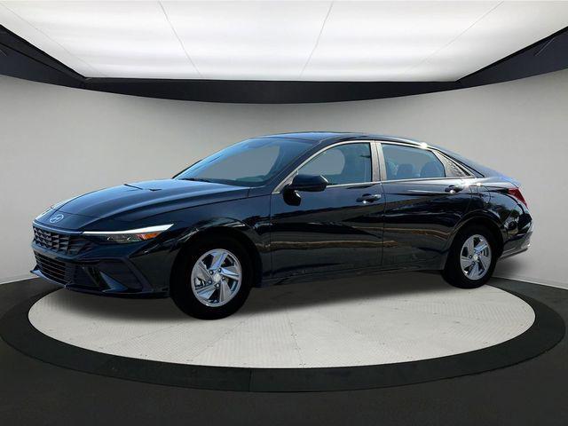 2025 Hyundai Elantra SE photo 2