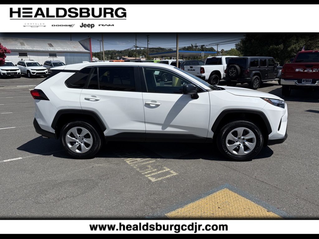 2024 Toyota RAV4 LE photo 5
