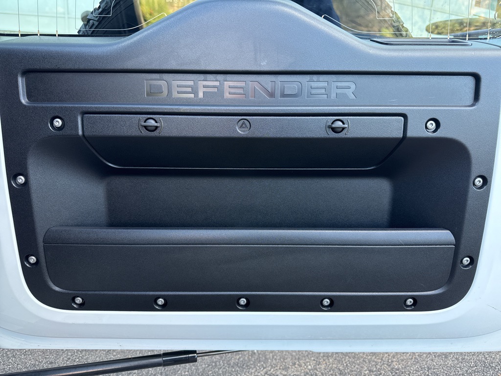 2022 Land Rover Defender 110 X-Dynamic HSE photo 18
