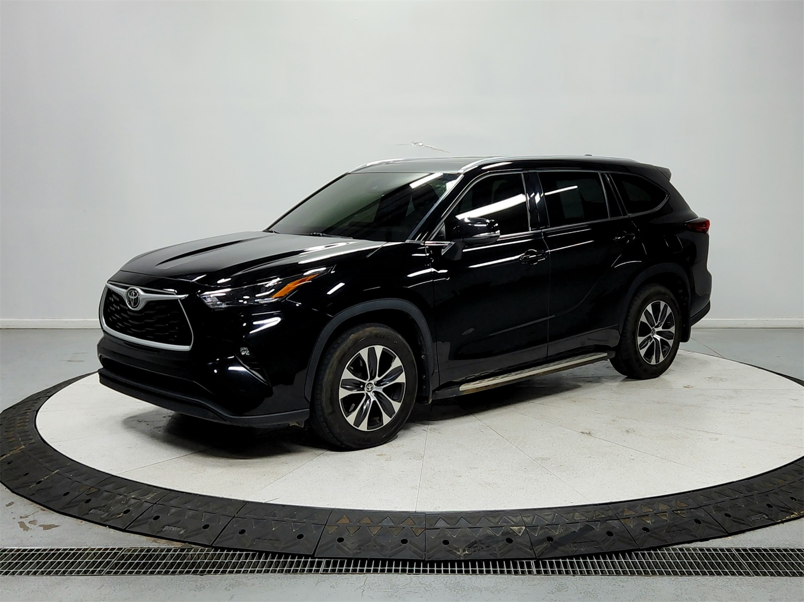 2022 Toyota Highlander XLE photo 2