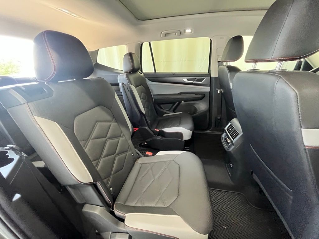 2025 Volkswagen Atlas Peak Edition SE photo 23