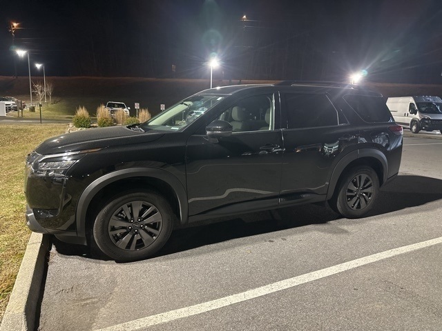 2025 Nissan Pathfinder SV's photo