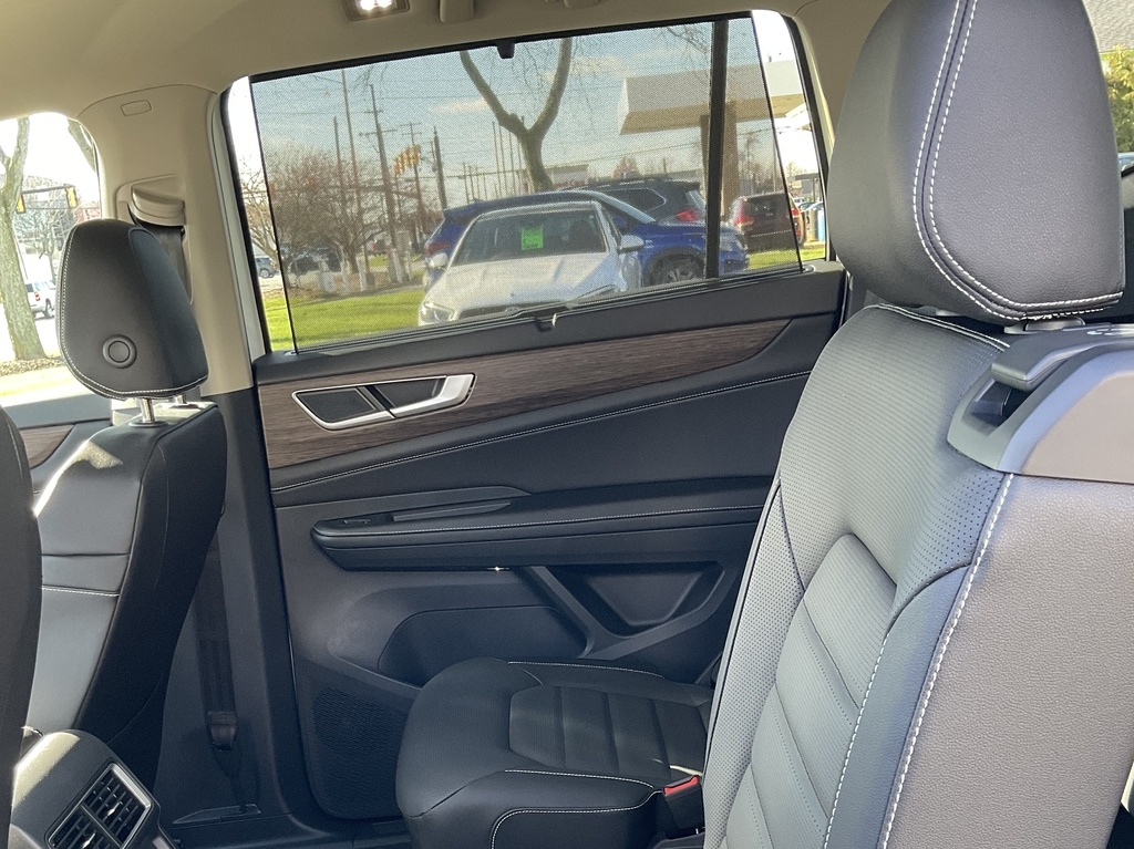 2026 Volkswagen Atlas SEL photo 4