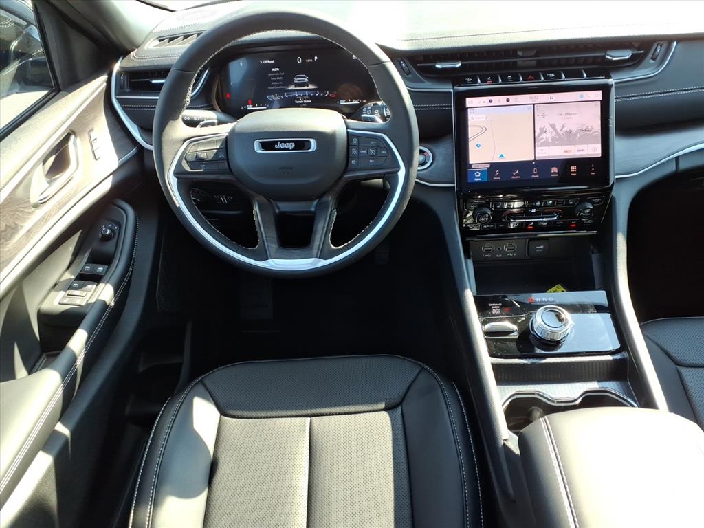 2025 Jeep Grand Cherokee Limited photo 3