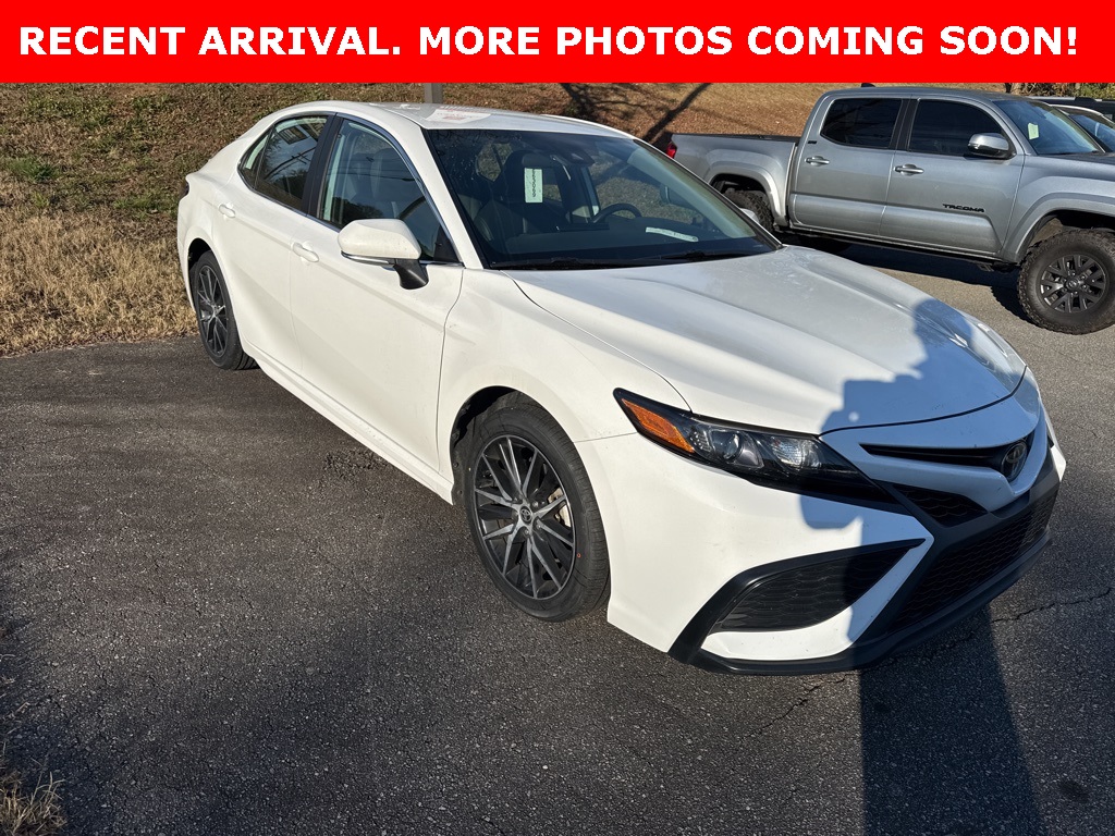 2024 Toyota Camry SE's photo
