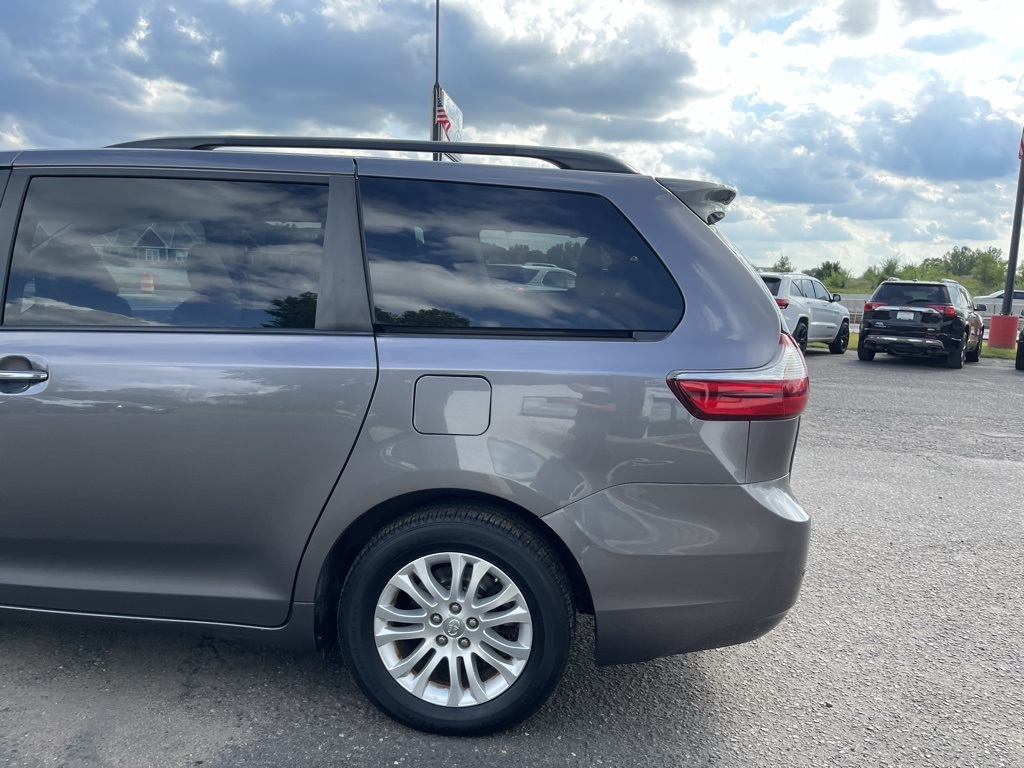 2017 Toyota Sienna XLE photo 8