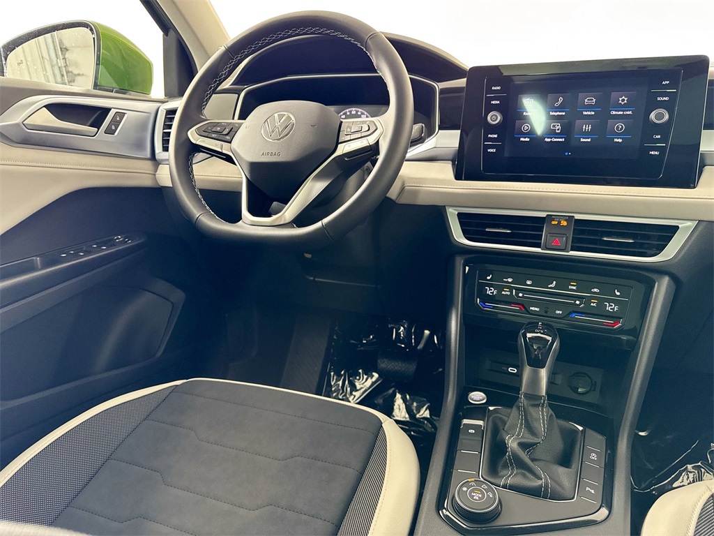 2025 Volkswagen Taos SE photo 8