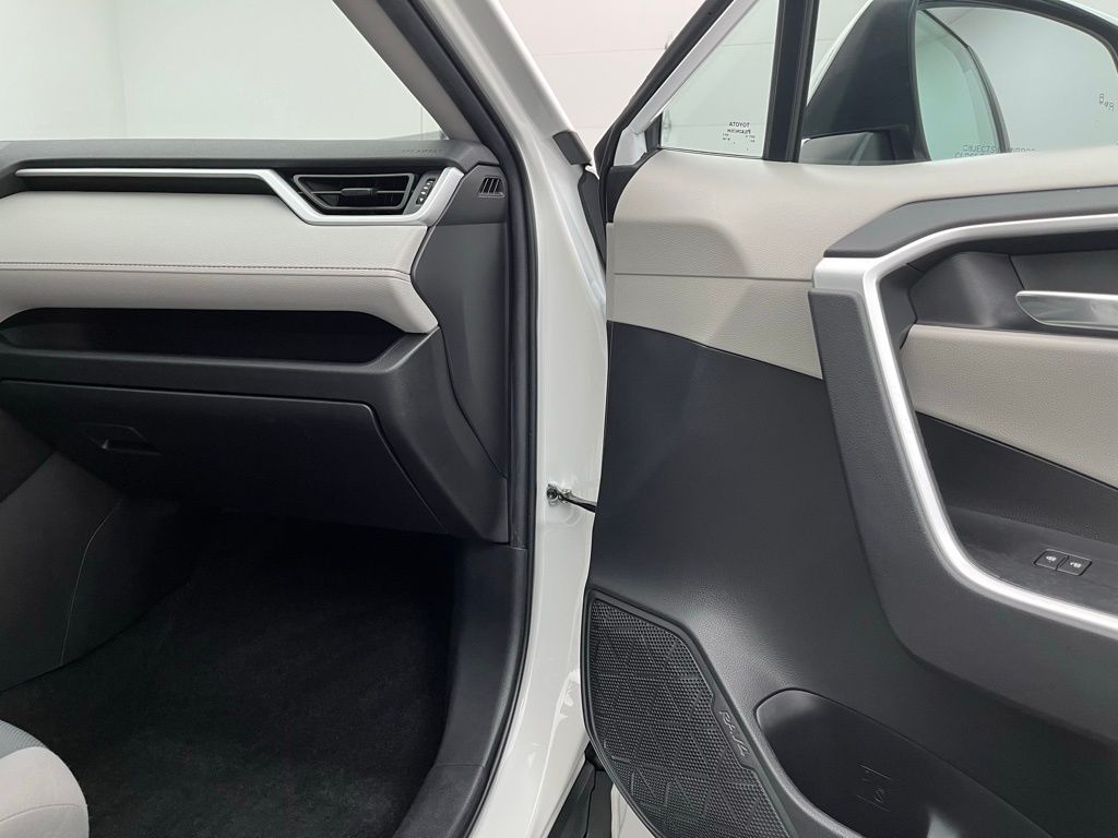 2021 Toyota RAV4 XLE photo 21