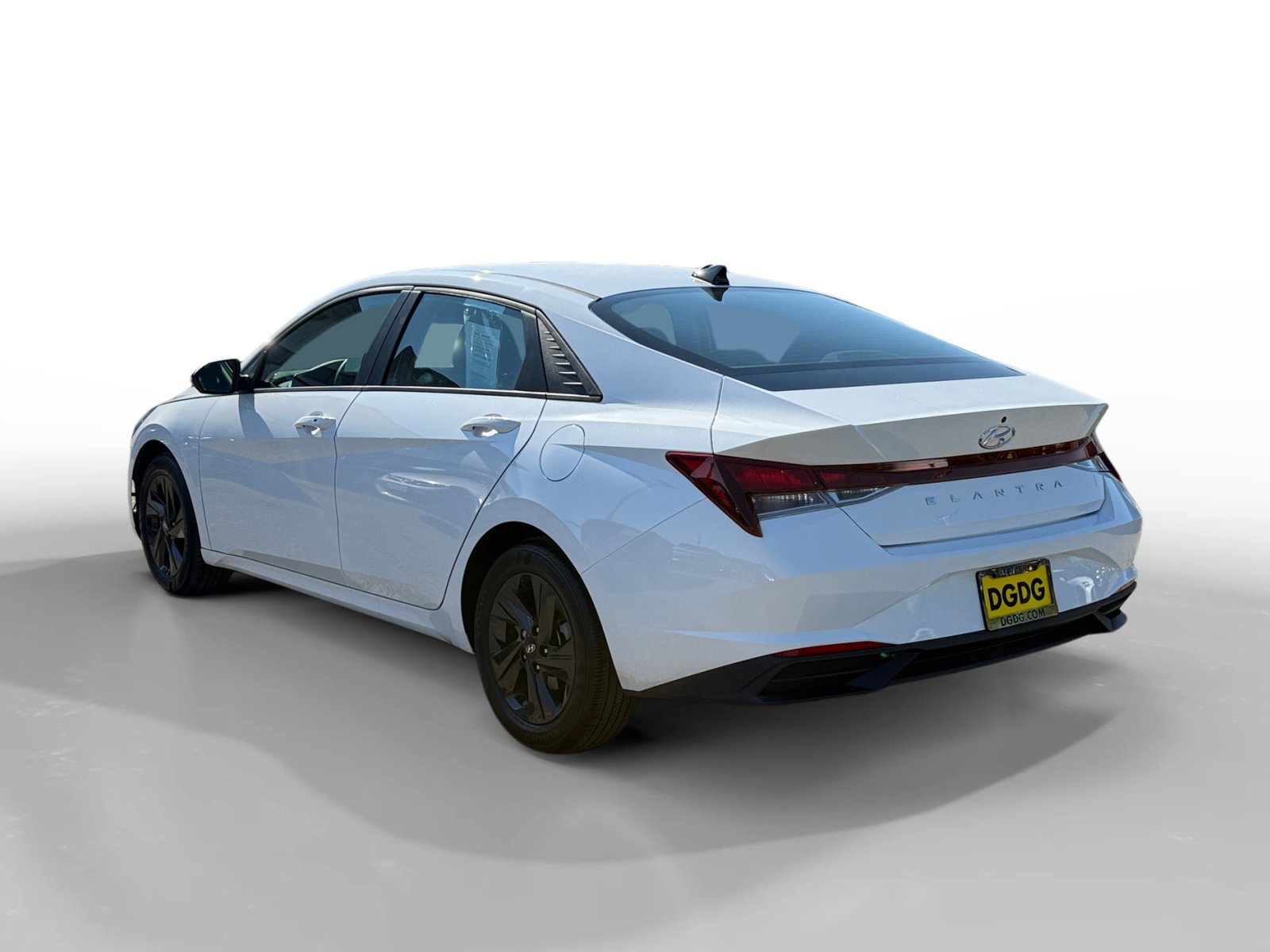2023 Hyundai Elantra SEL photo 3
