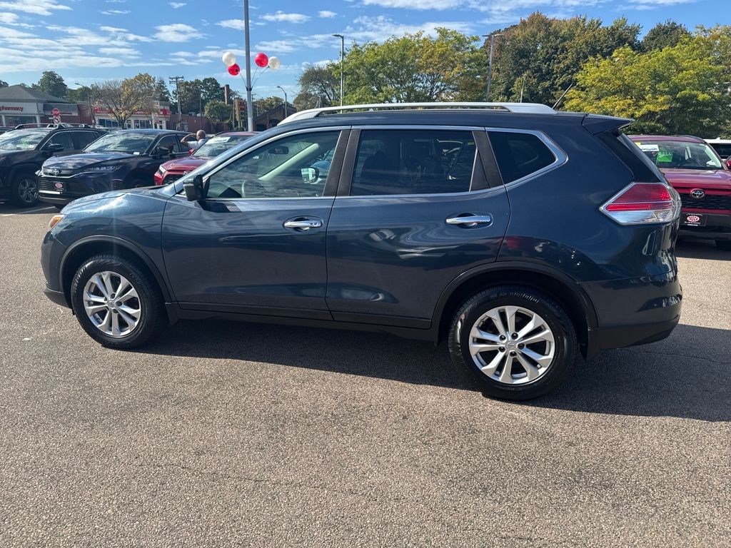 2016 Nissan Rogue SV photo 3