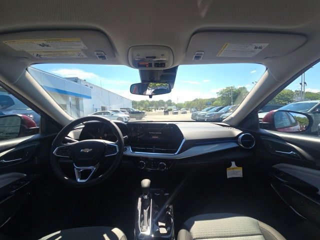 2025 Chevrolet Trax LT photo 12