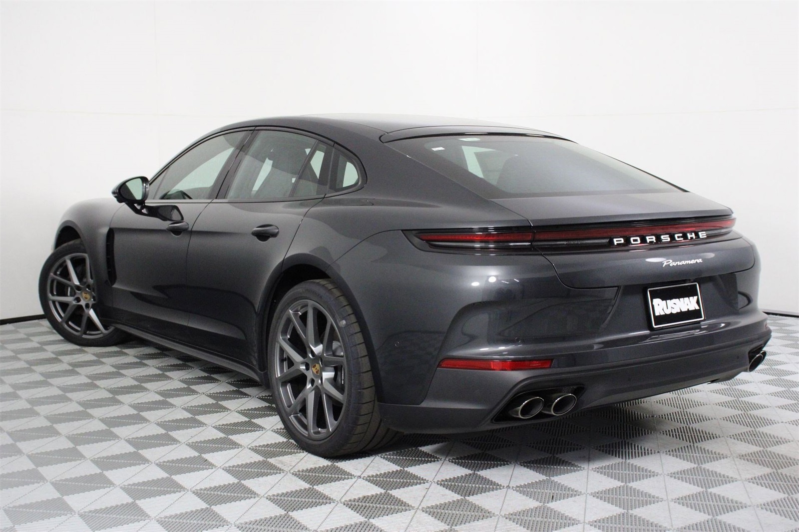 2025 Porsche Panamera 4 photo 3