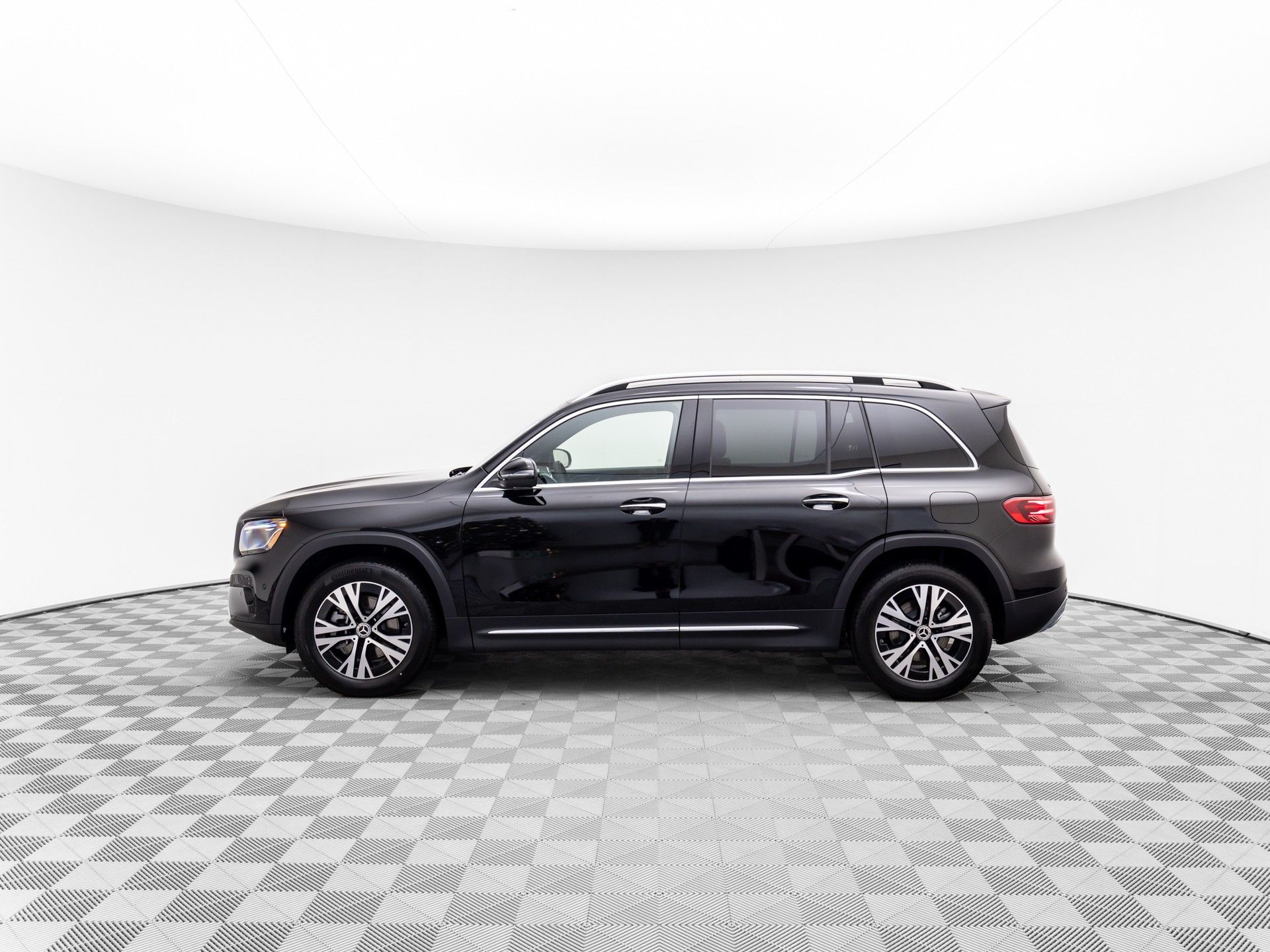 2025 Mercedes Benz GLB 250 4MATIC photo 2