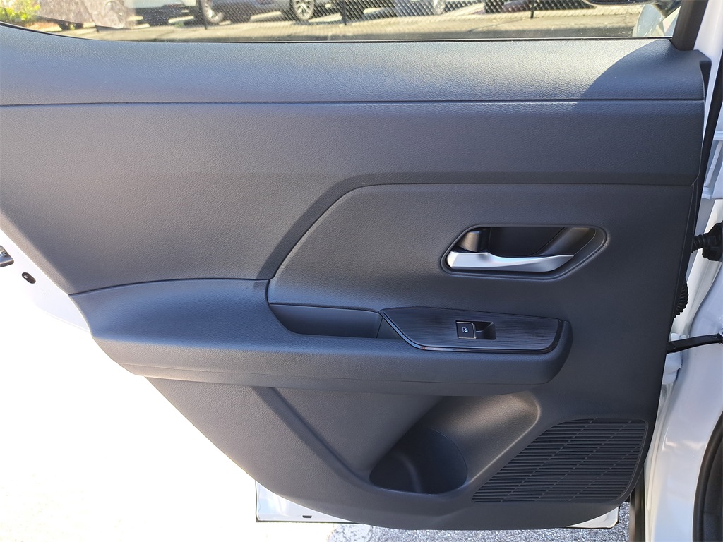 2026 Nissan Kicks SR photo 13