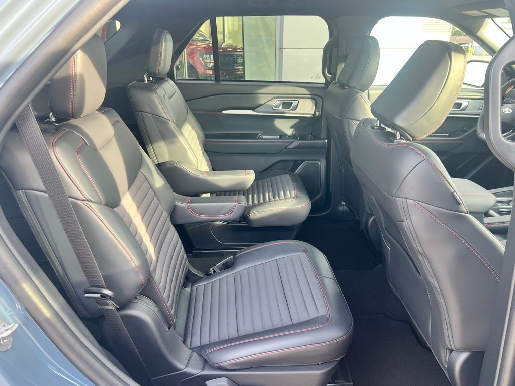 2025 Ford Explorer ST-Line photo 27