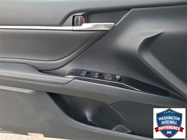 2018 Toyota Camry Hybrid XLE photo 12