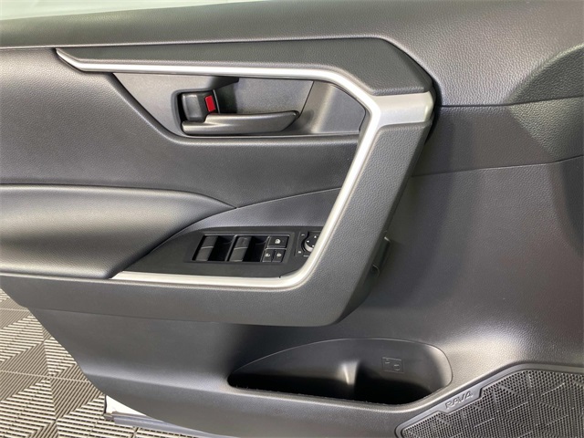 2022 Toyota RAV4 LE photo 17