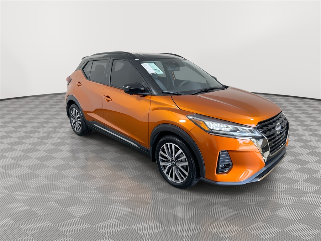 2023 Nissan Kicks SR photo 2