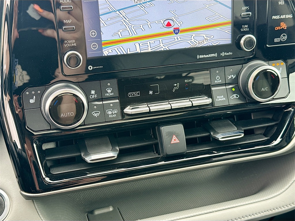 2021 Toyota Highlander XLE photo 14