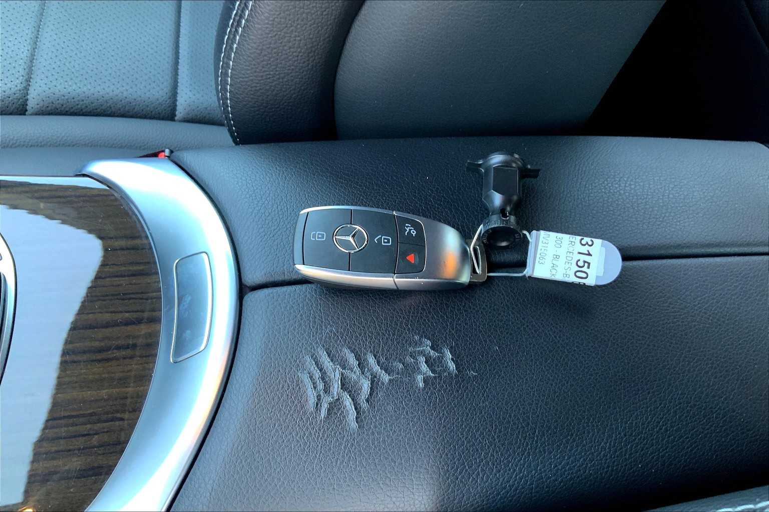 2021 Mercedes Benz GLC 300 photo 14