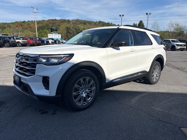 2025 Ford Explorer photo 4
