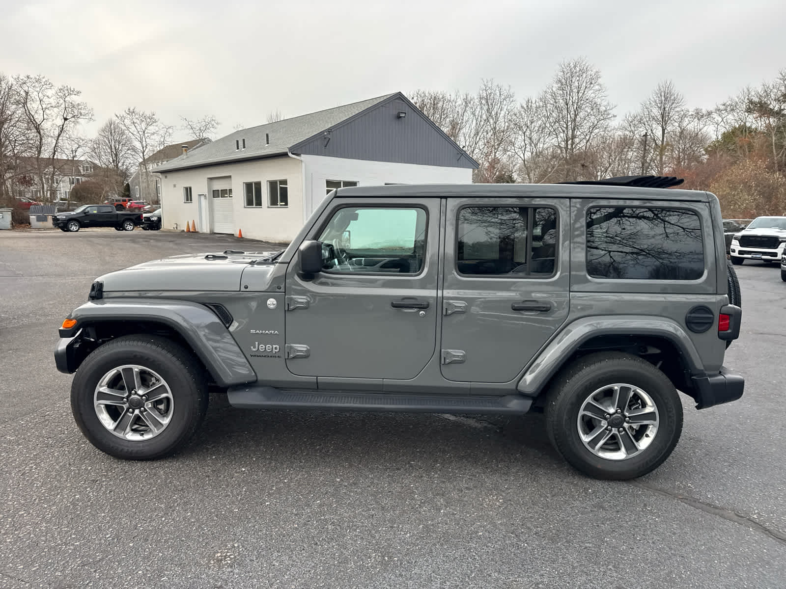 2023 Jeep Wrangler Sahara photo 4