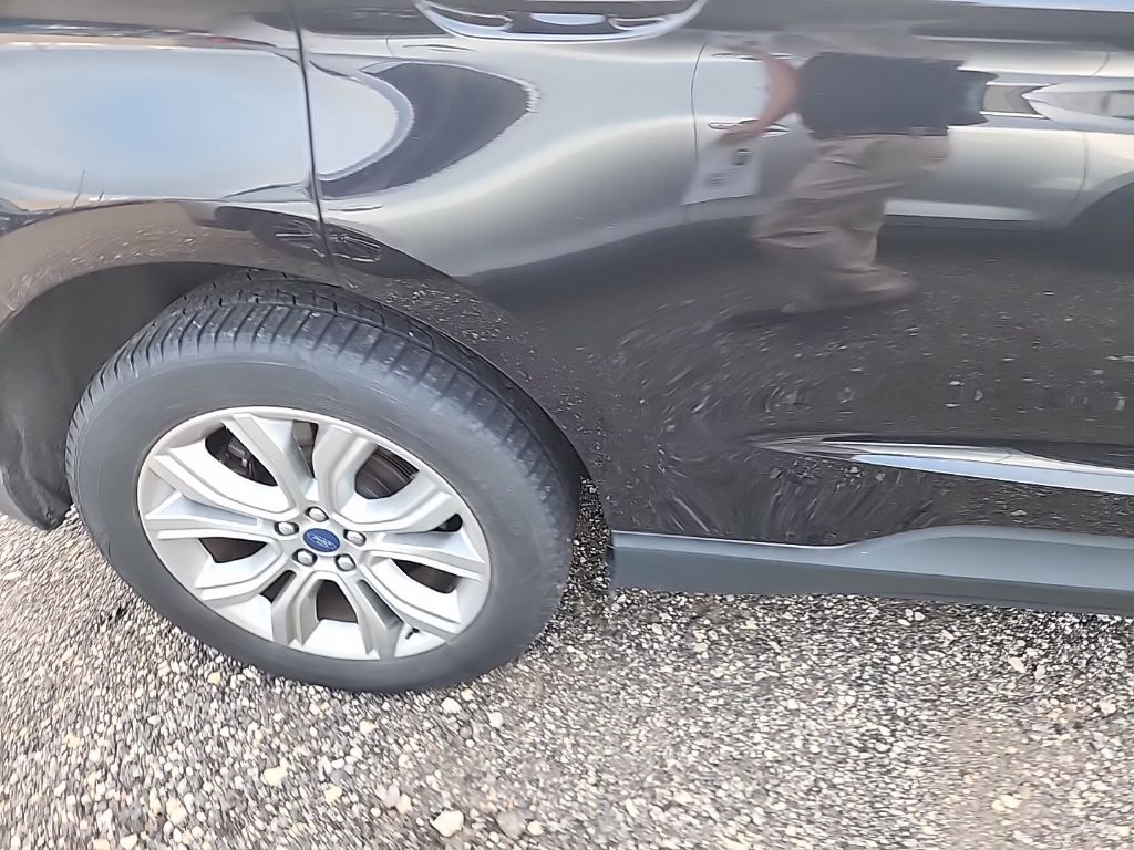 2022 Ford Edge Titanium photo 2