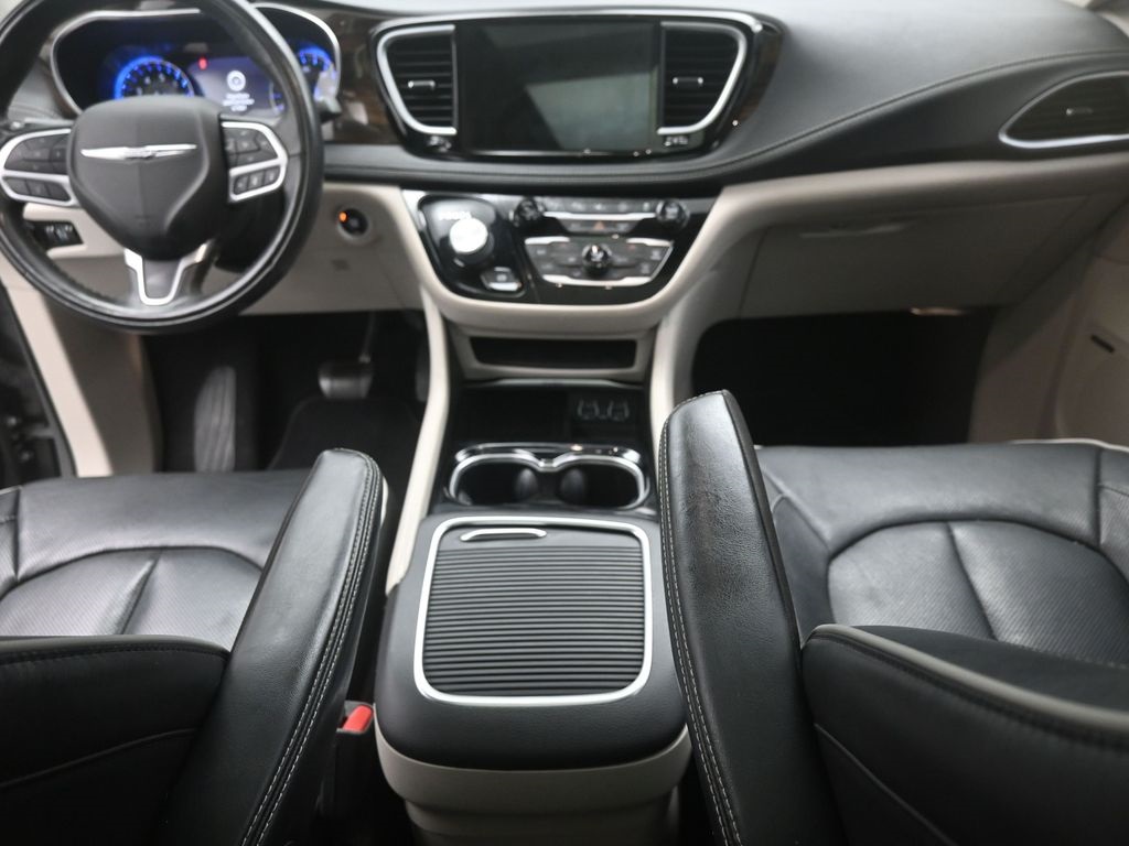 2022 Chrysler Pacifica Limited photo 13