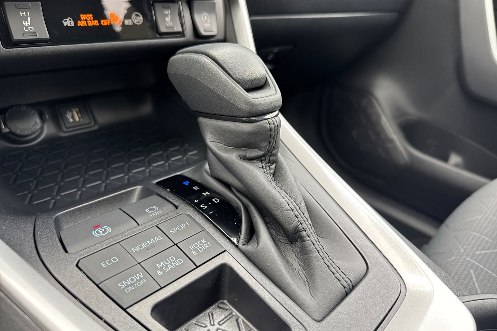 2025 Toyota RAV4 XLE photo 17