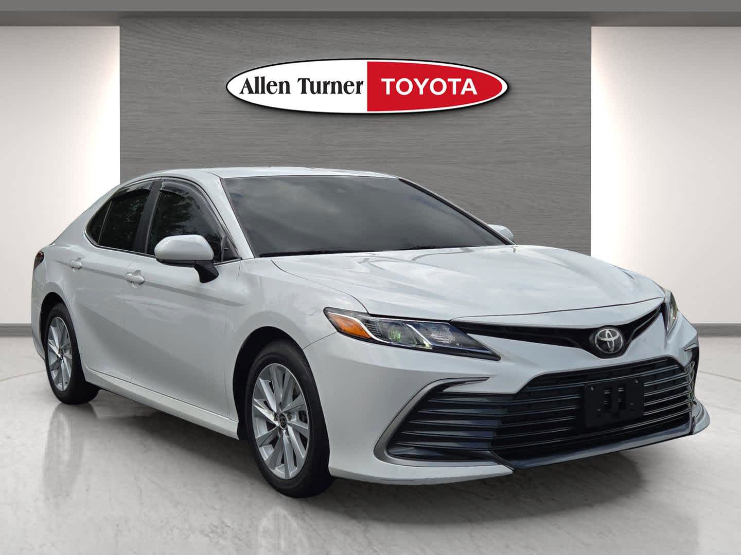2022 Toyota Camry LE photo 2