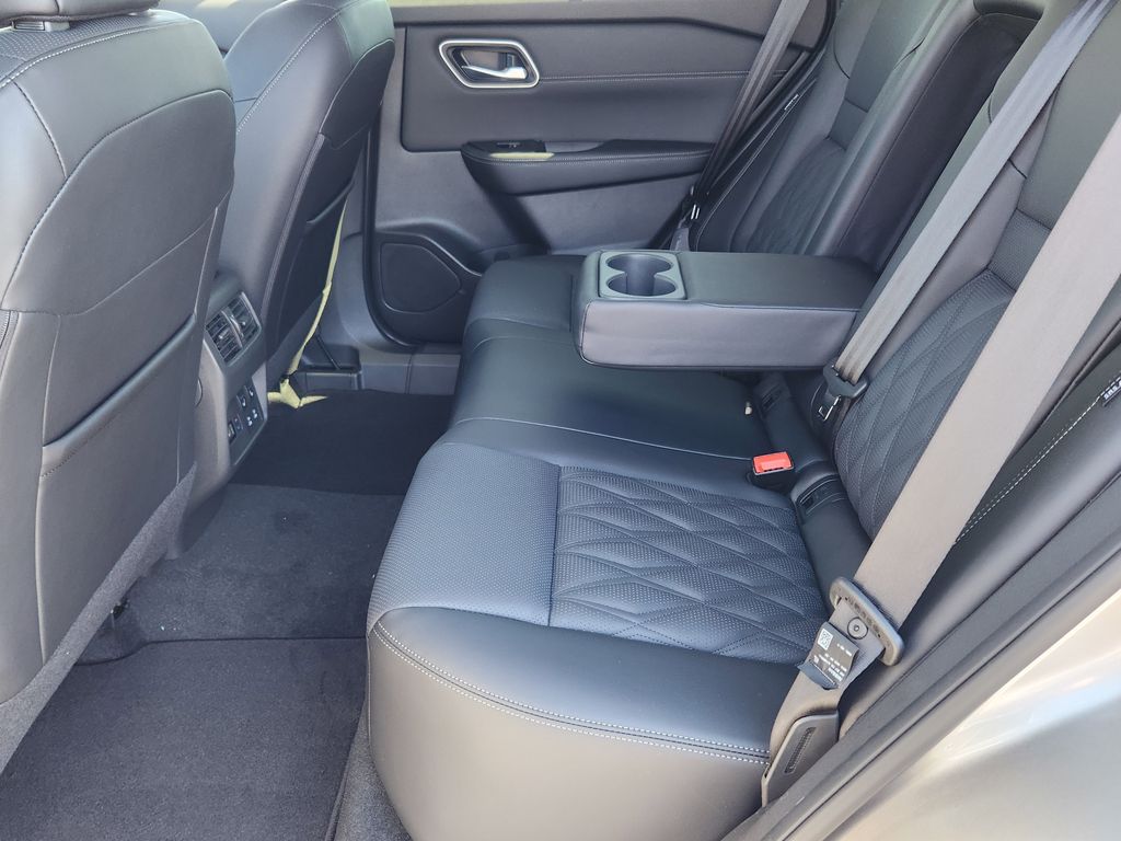 2026 Nissan Rogue Platinum photo 13