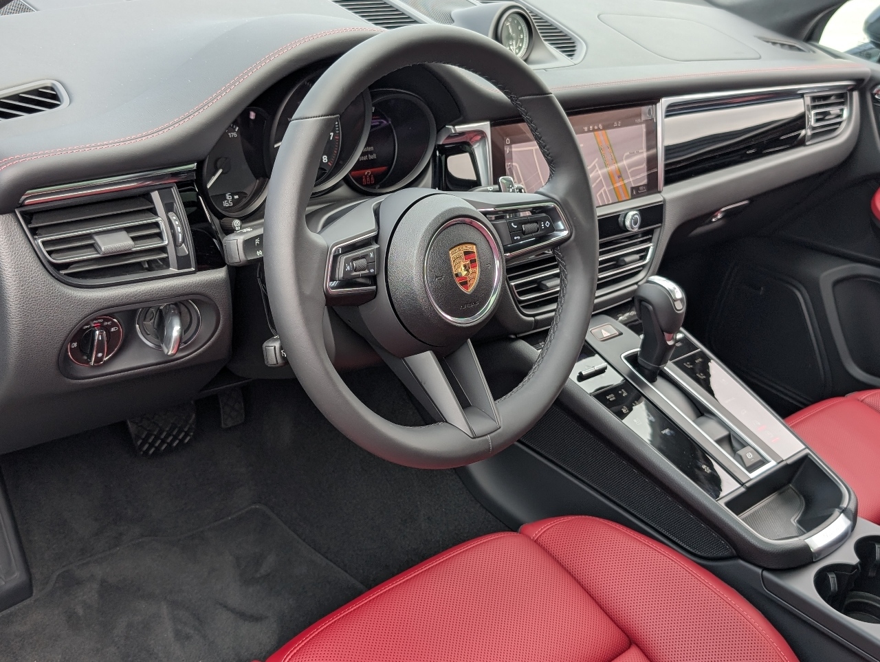 2025 Porsche Macan T photo 4