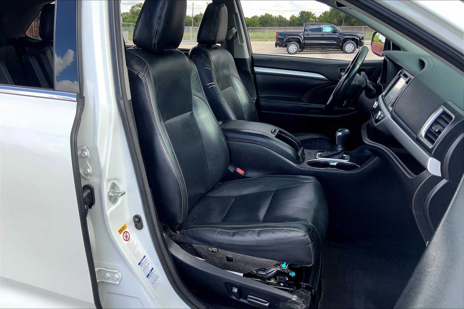 2017 Toyota Highlander XLE photo 2