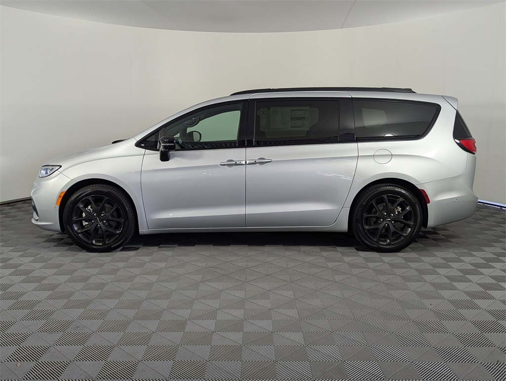 2024 Chrysler Pacifica Touring L photo 5