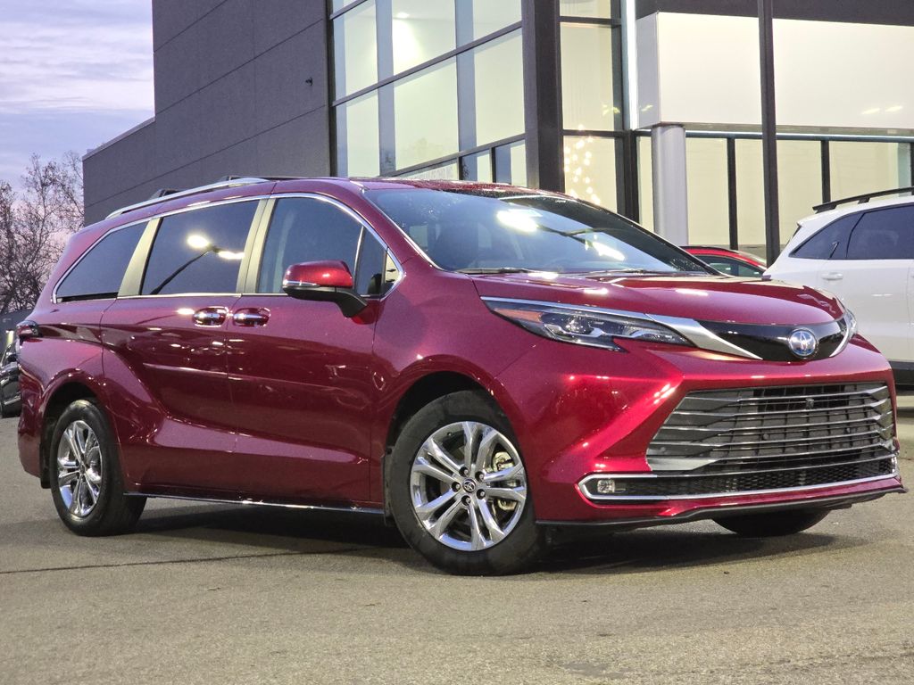 2024 Toyota Sienna Platinum's photo