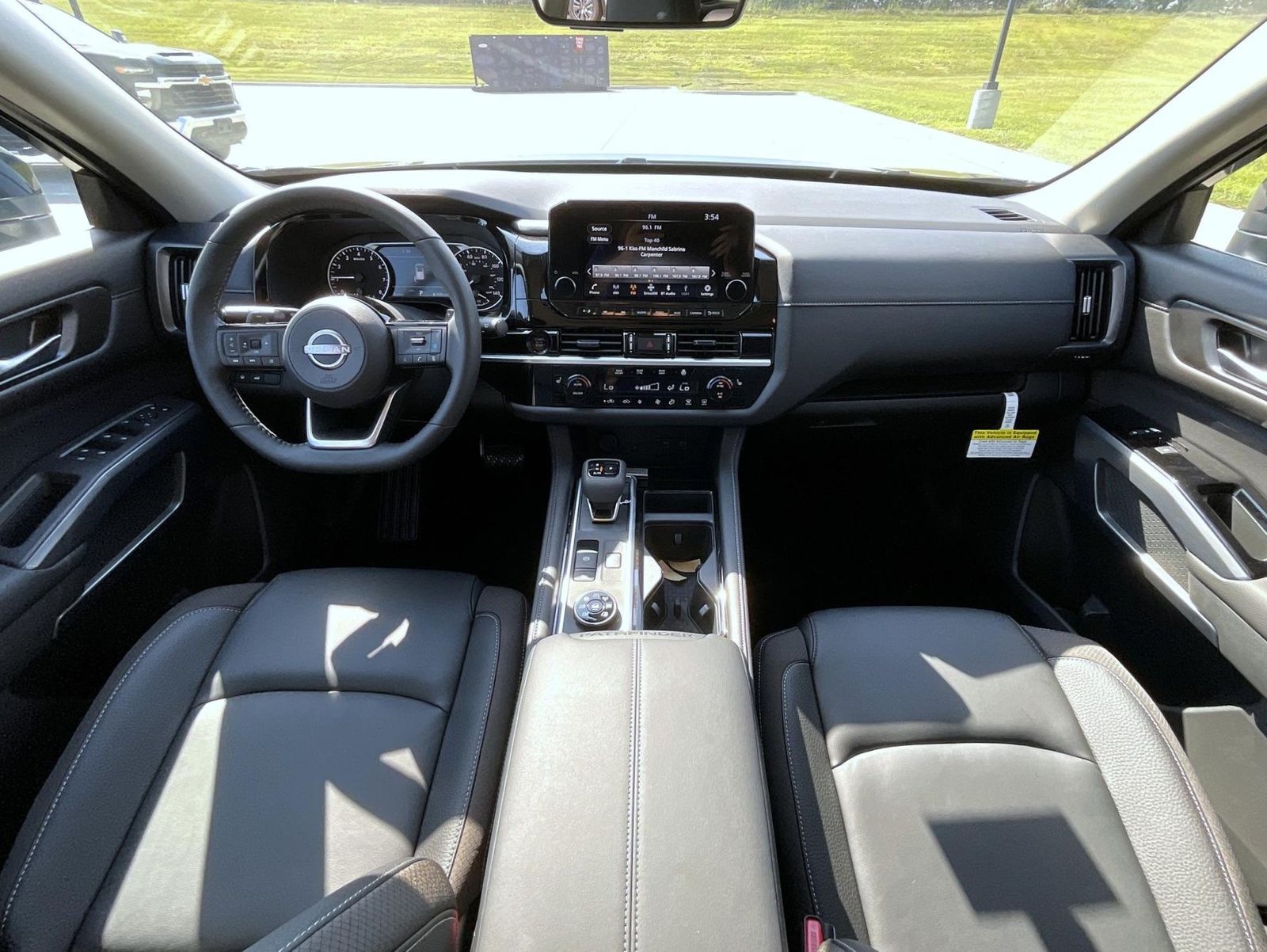 2025 Nissan Pathfinder SL photo 10