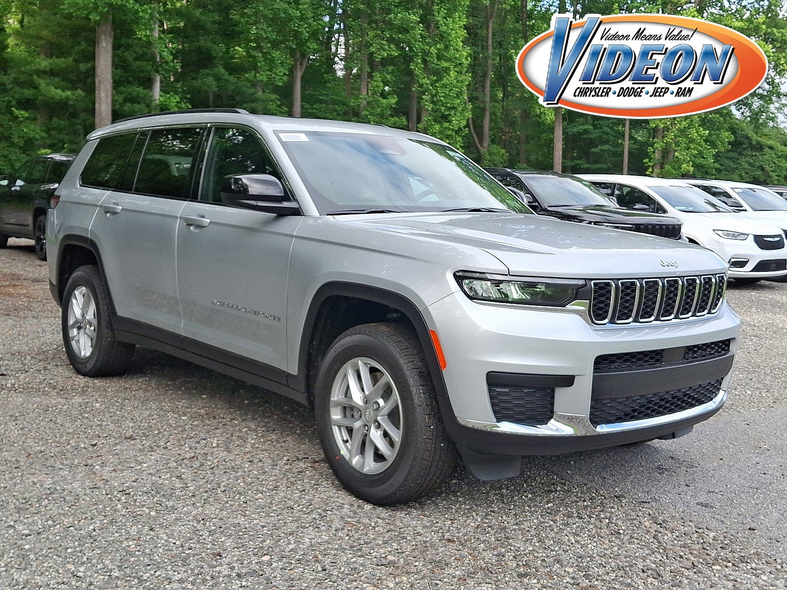 2025 Jeep Grand Cherokee L Laredo's photo