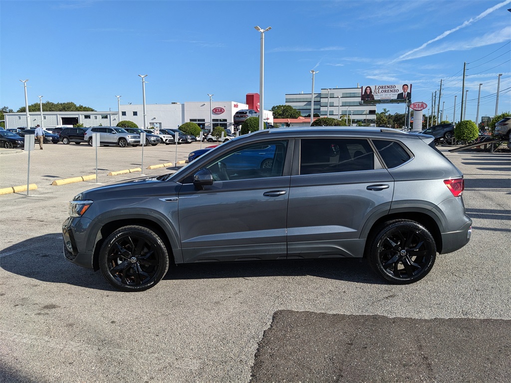 2022 Volkswagen Taos SE photo 3