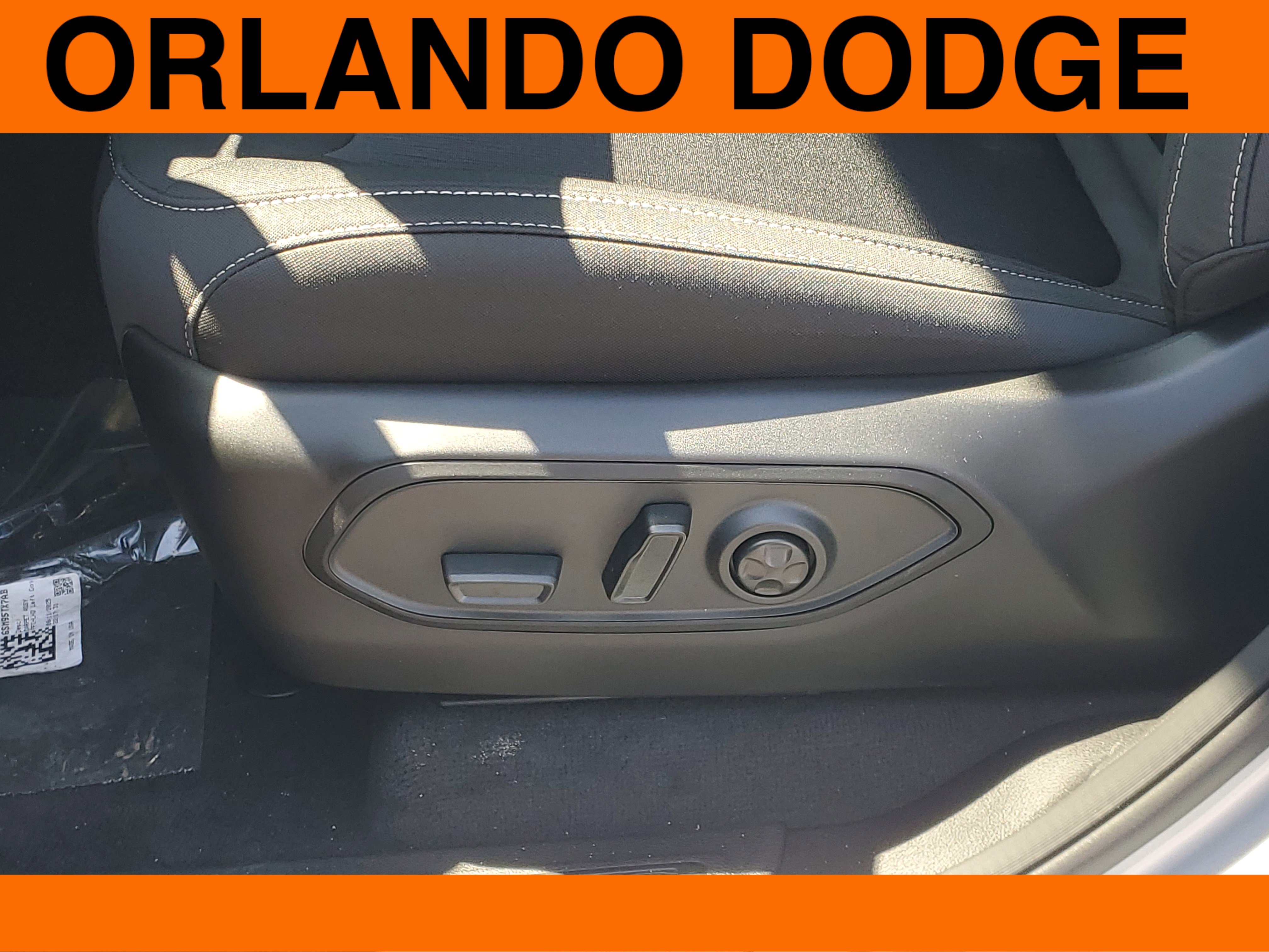 2025 Jeep Grand Cherokee Laredo photo 3