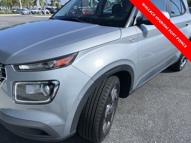 2021 Hyundai Venue SEL Denim photo 2