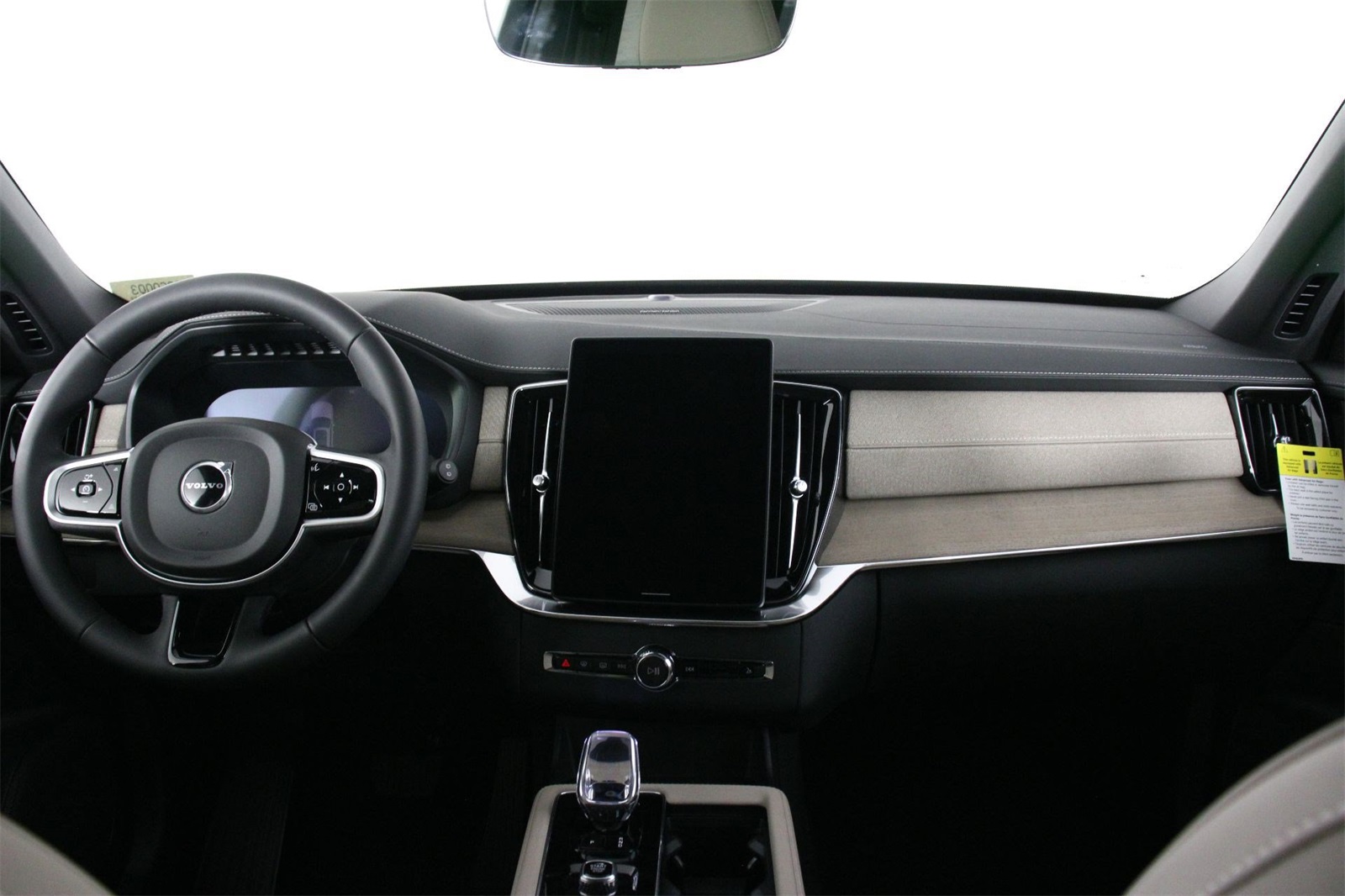 2026 Volvo XC90 B5 Plus photo 4