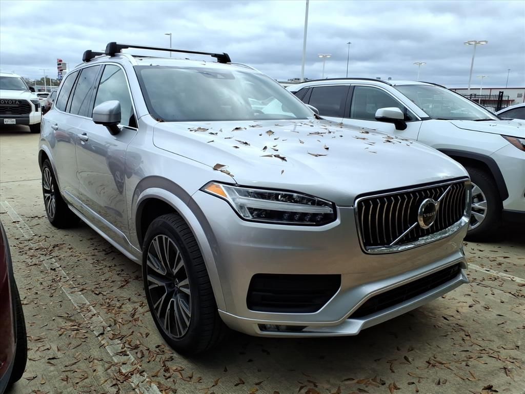 2022 Volvo XC90 Momentum's photo