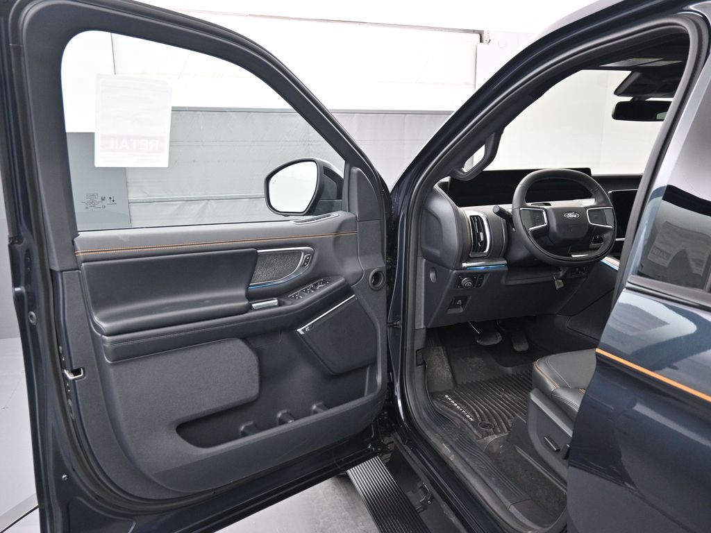 2025 Ford Expedition photo 3
