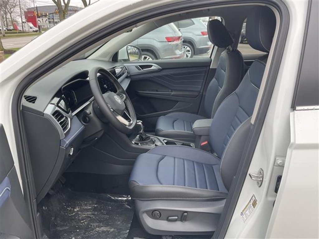 2025 Volkswagen Taos SEL photo 4