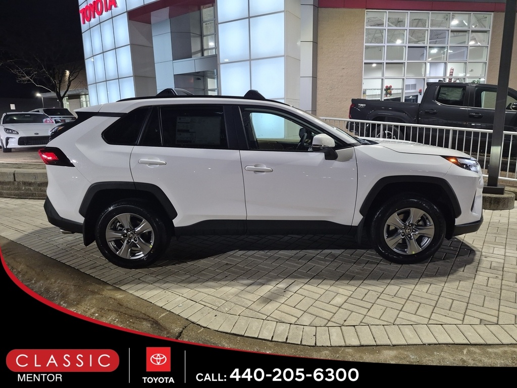 2025 Toyota RAV4 XLE's photo