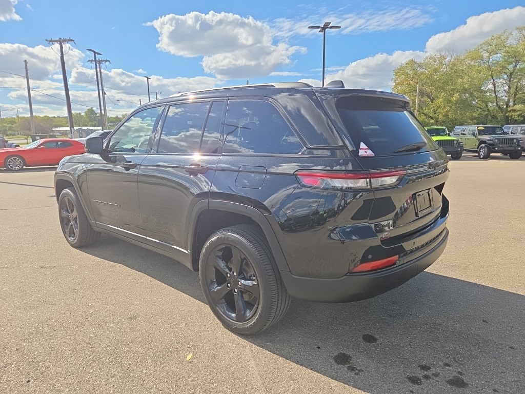 2022 Jeep Grand Cherokee Altitude photo 4