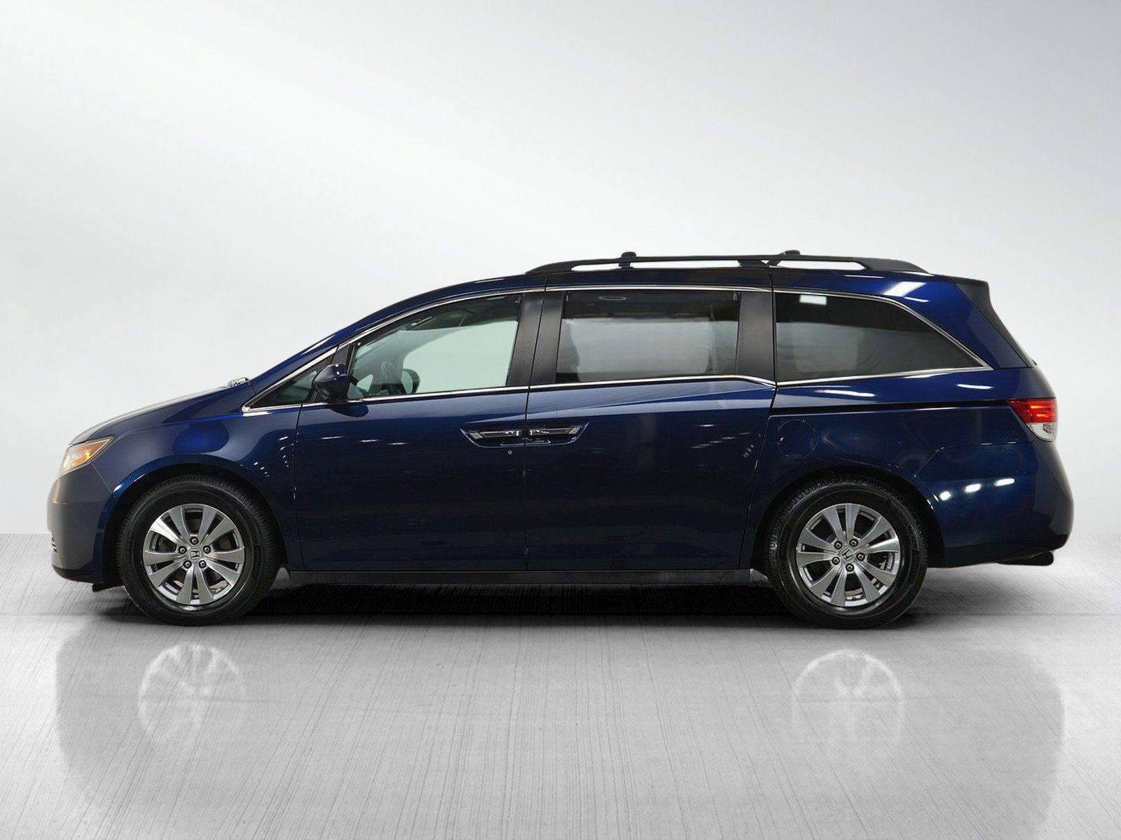 Used 2016 Honda Odyssey SE with VIN 5FNRL5H30GB122105 for sale in Burnsville, Minnesota