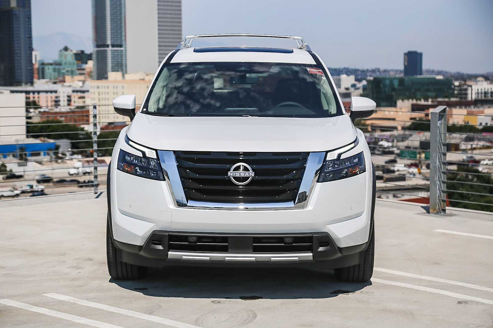 2025 Nissan Pathfinder SL photo 2