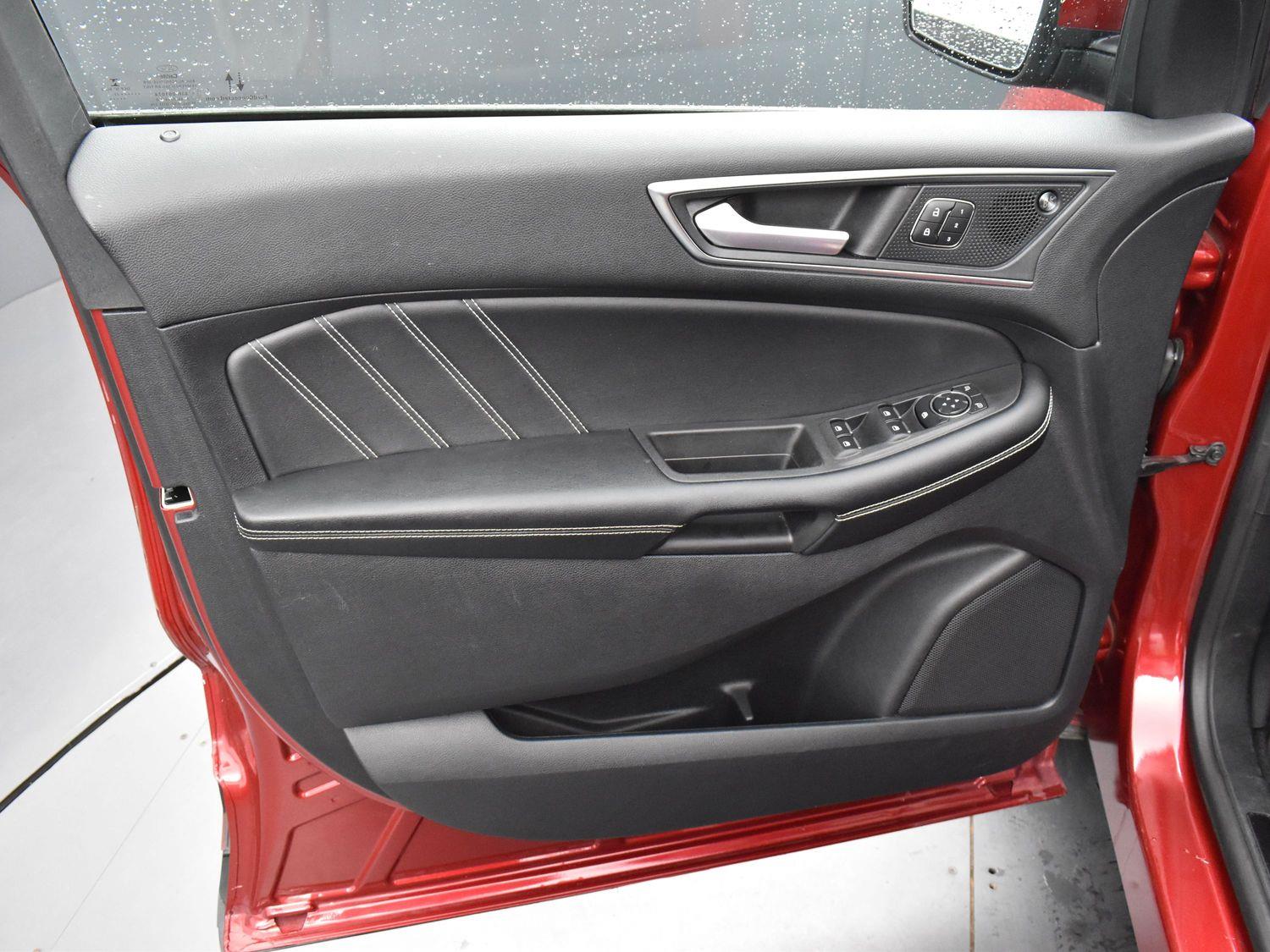 2022 Ford Edge ST photo 9