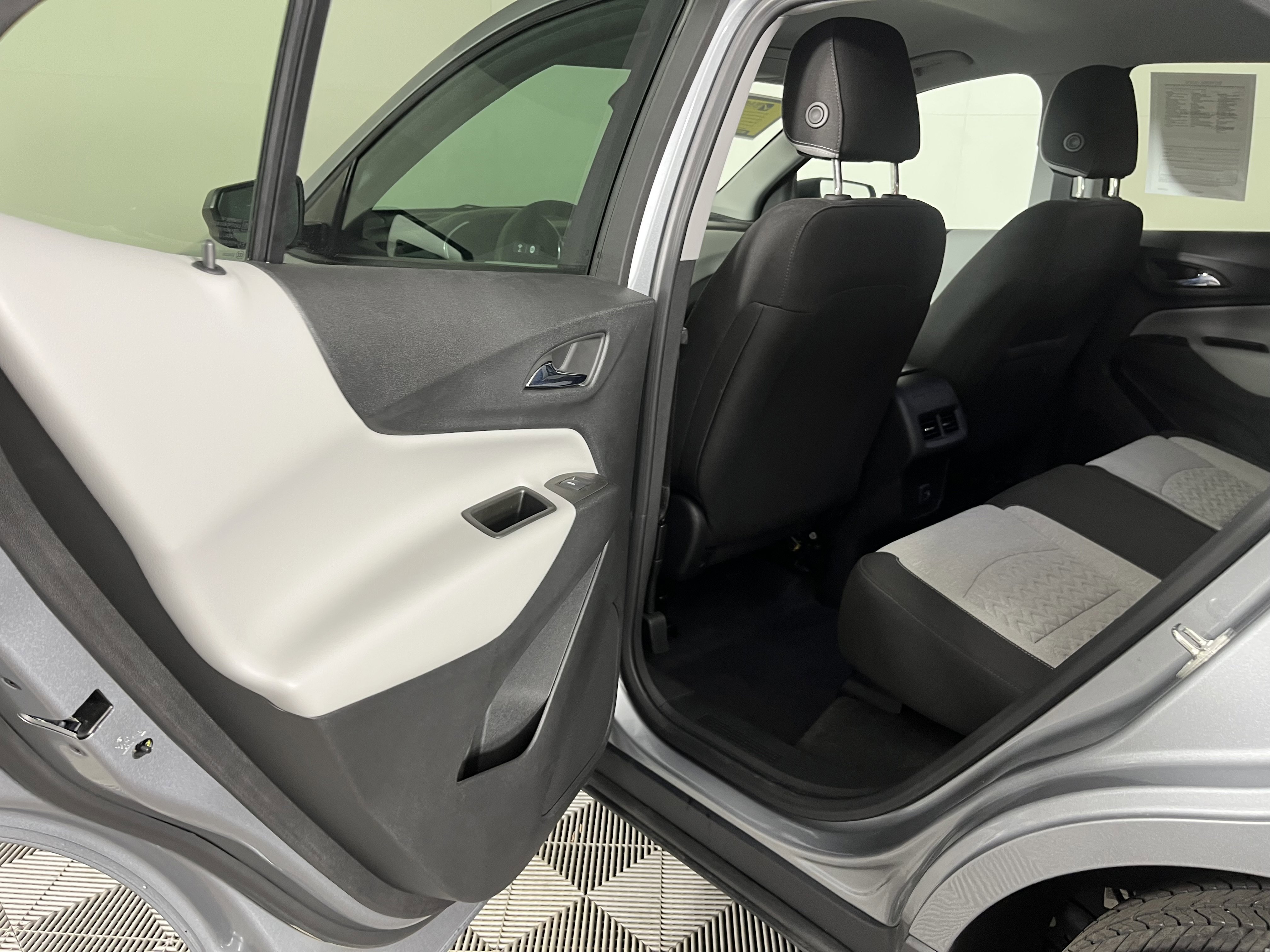 2023 Chevrolet Equinox LS photo 2